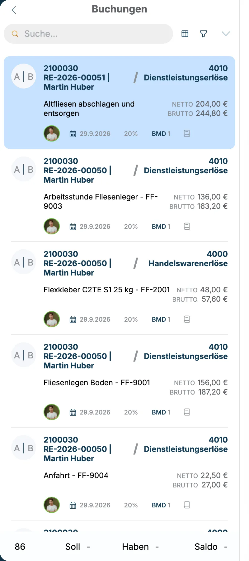 Liste der Buchungen mit RE-2026-00051 und RE-2026-00050 für Martin Huber auf den Konten 4000 Handelswarenerlöse und 4010 Dienstleistungserlöse