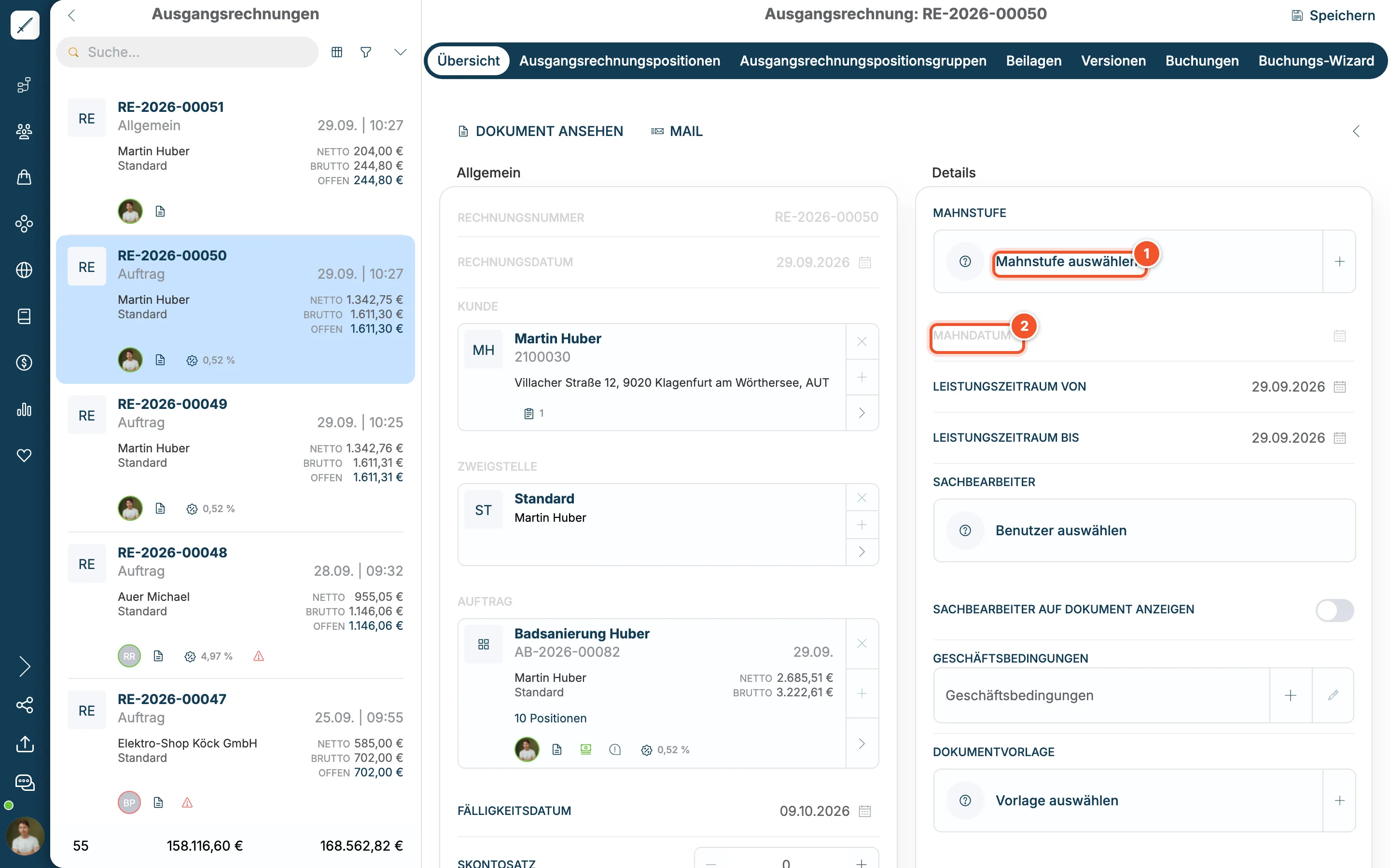 Ausgangsrechnung RE-2026-00050 mit den Feldern Mahnstufe auswählen und Mahndatum im Bereich Details