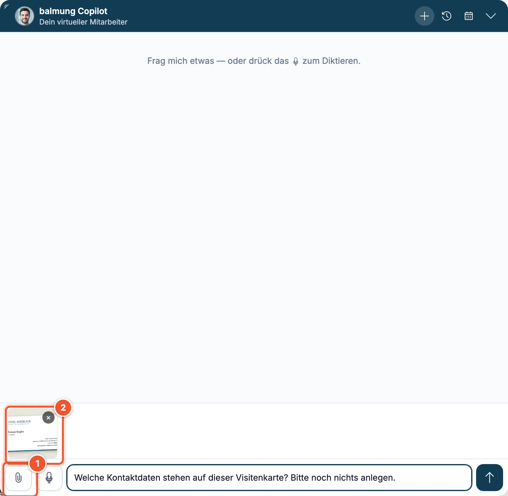 Chat mit angehängtem Foto einer Visitenkarte und eingetippter Frage