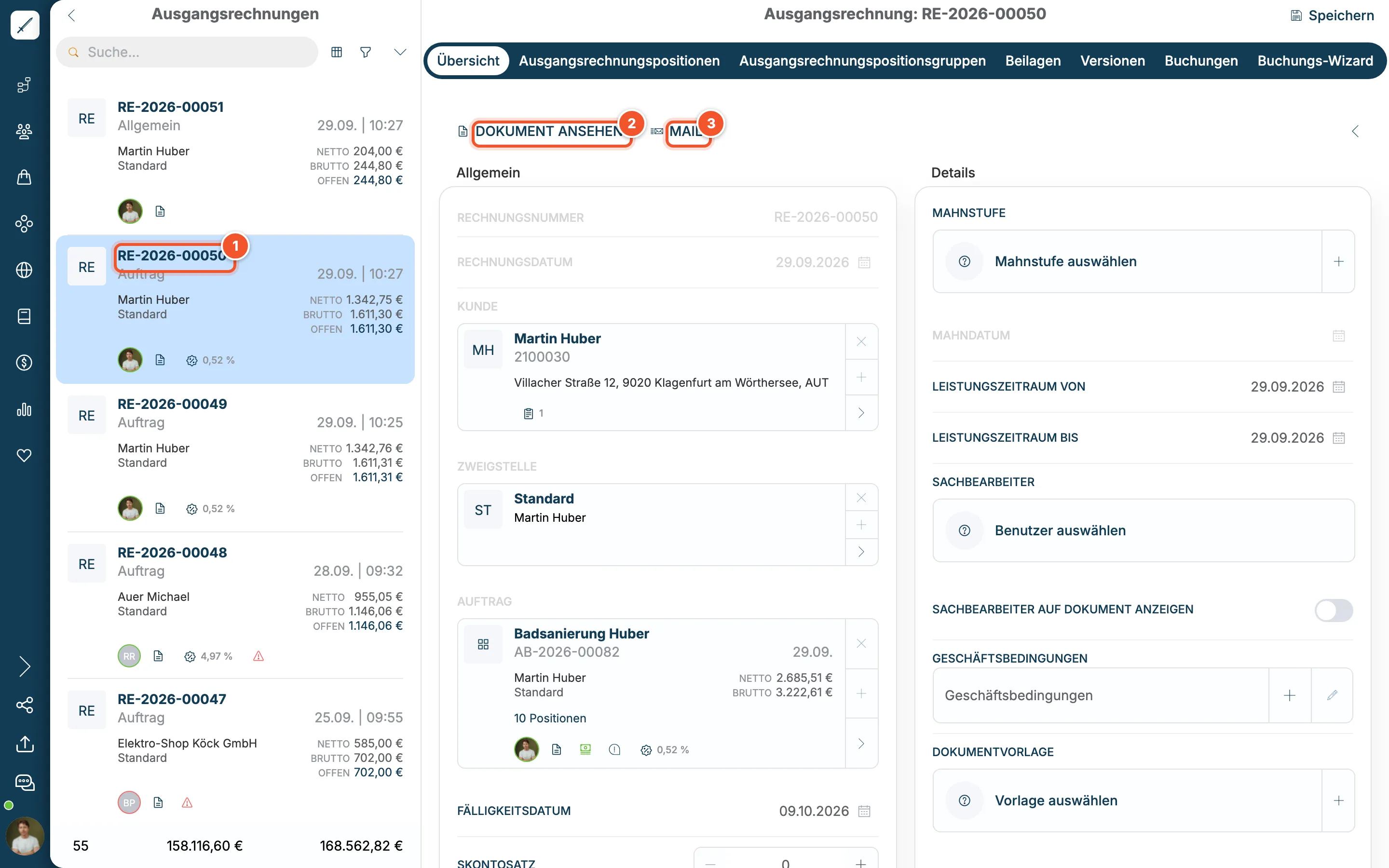 Ausgangsrechnung RE-2026-00050 für Martin Huber mit Auftrag Badsanierung Huber und den Buttons Dokument ansehen und Mail
